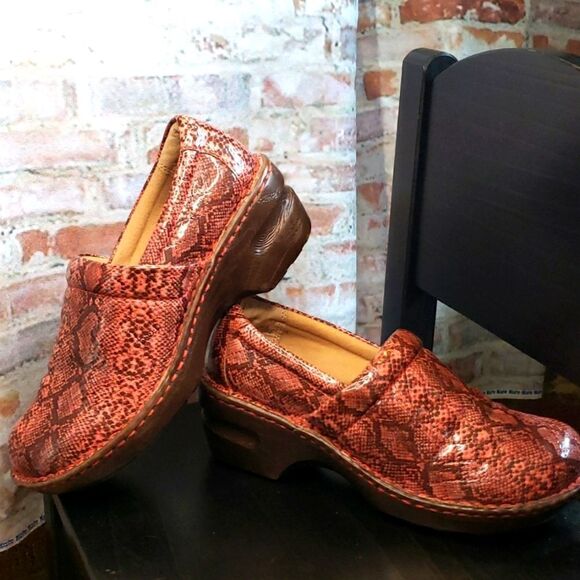 b.o.c Born O Concept Snakeskin Print Clogs *Free to Nurse in Need* Size 6 - Picture 4 of 11